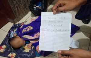 Bayi Tiga Bulan Ditemukan di Teras Rumah Warga Probolinggo, Disertai Pesan: “Tolong Titip Anak Saya Sementara” Ditemukan Bayi Tiga Bulan