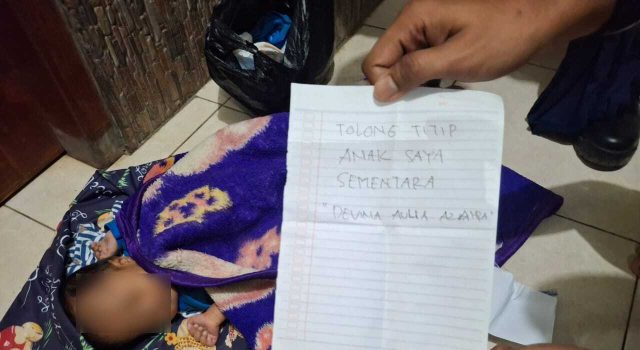Bayi Tiga Bulan Ditemukan di Teras Rumah Warga Probolinggo, Disertai Pesan: “Tolong Titip Anak Saya Sementara” Ditemukan Bayi Tiga Bulan