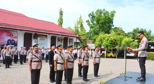 Kapolres Probolinggo Kota Pimpin Upacara Sertijab Kabag SDM, Kabag Log, Kasat Lantas dan Kapolsek Tongas Kapolres Probolinggo